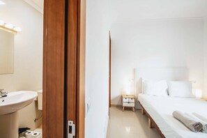 6 室のベ��ッドルーム、デスク、アイロン / アイロン台、WiFi