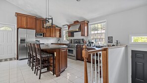 Kylskåp, mikrovågsugn, ugn och spishäll