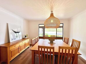 Dining - Bluewater Retreat: Pet Friendly Coastal Oasis (Broadwater)