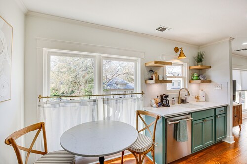 2 Mi to Tyler Rose Garden: Vibrant Apartment!