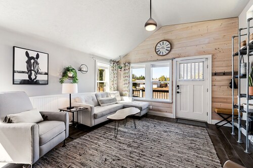 Sweet Seaview Home: Near Beach & Trailhead!