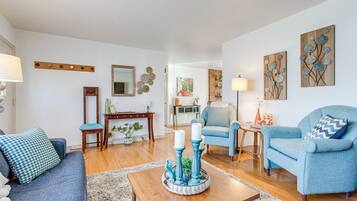 TV, fireplace, books, stereo