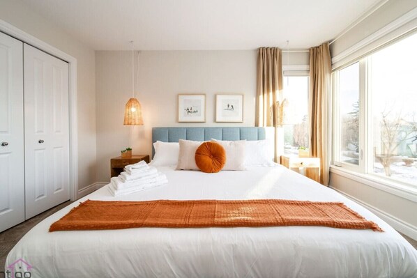 3 bedrooms, desk, iron/ironing board, travel cot