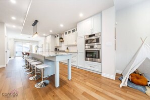 冷蔵庫、電子レンジ、オーブン、コンロ