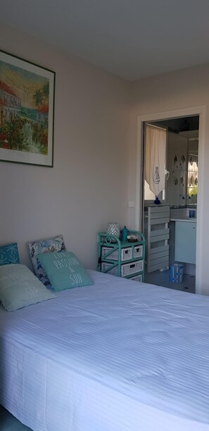 3 bedrooms, desk, iron/ironing board, free WiFi