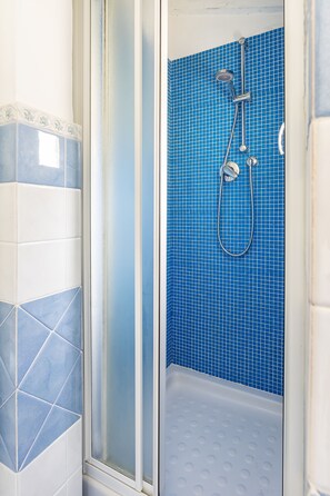 Shower, hair dryer, bidet, towels - Servi 39 - Innocenti (Firenze)