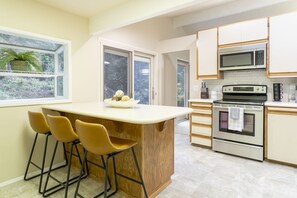 Kylskåp, mikrovågsugn, ugn och spishäll