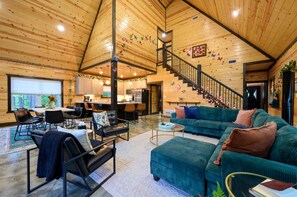 Smart TV, chimenea, videojuegos y libros 
