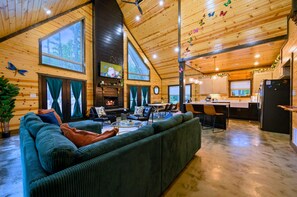 Smart TV, chimenea, videojuegos y libros 