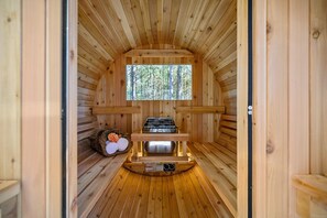 Een sauna met houten wanden en een raam.