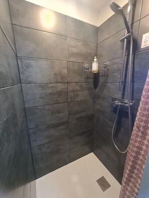 Shower, hair dryer, soap, toilet paper - Beautiful renovated farm in calm countryside with salted water swimming pool (Le Teil)