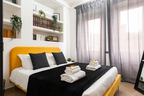 4 quartos, escrivaninha, ferros/tábuas de passar roupa, berço de viagem