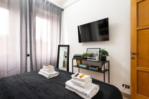 4 quartos, escrivaninha, ferros/tábuas de passar roupa, berço de viagem