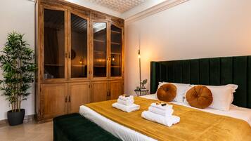 4 quartos, escrivaninha, ferros/tábuas de passar roupa, berço de viagem