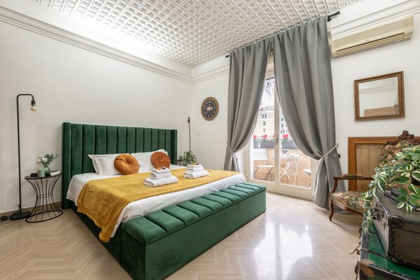 4 soverom, skrivebord, strykejern/-brett og reiseseng for barn