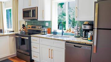 Kjøleskap, mikrobølgeovn, ovn og kokeplater