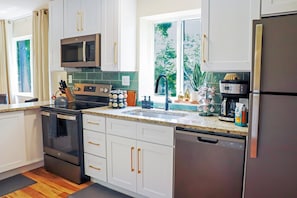 Réfrigérateur, four à micro-ondes, un four, surface de cuisson