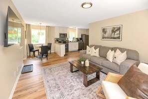 TV, books - Cozy 1BR Apartment in Quiet Neighborhood (Roseville)