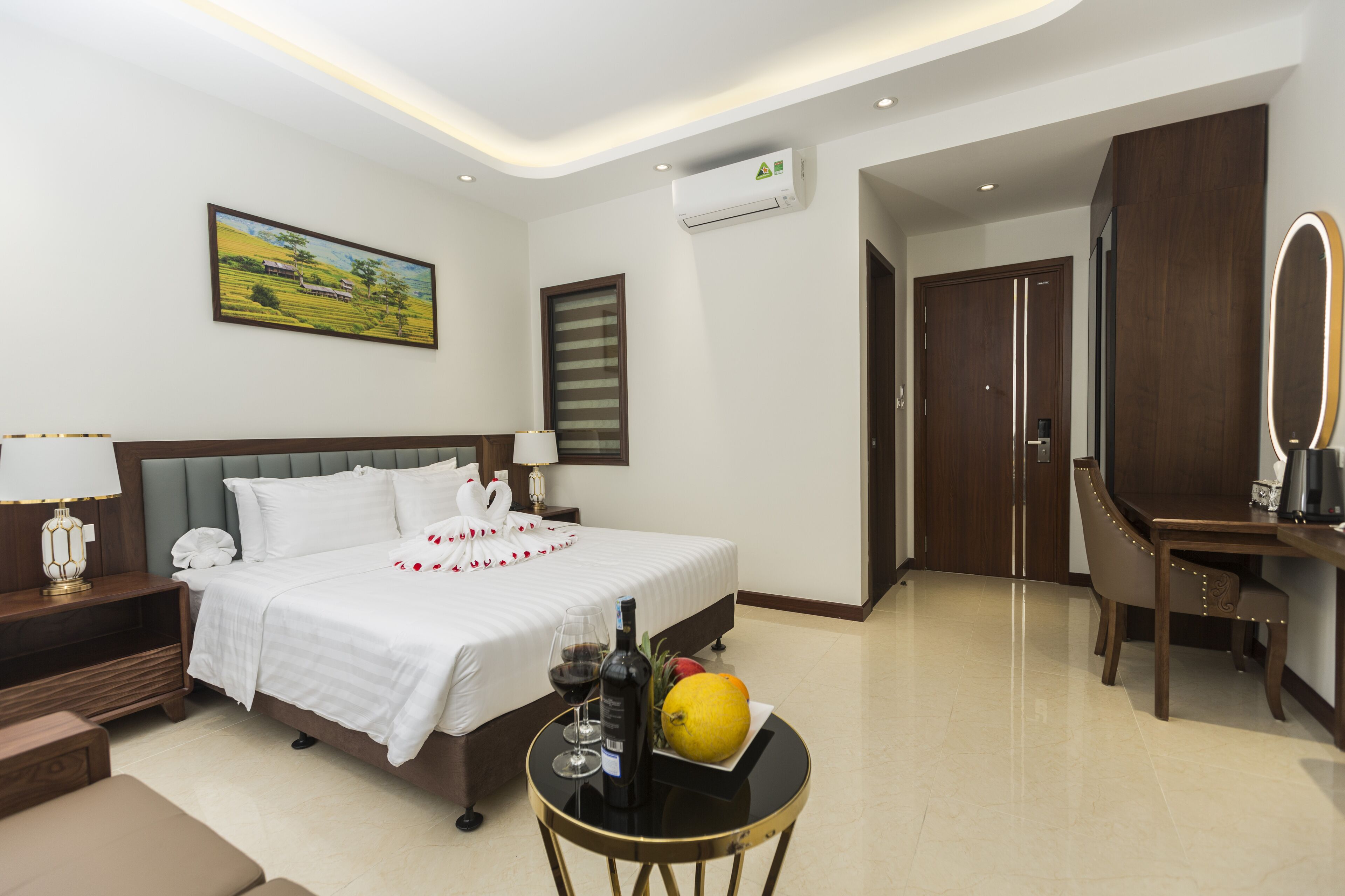 Luxe tweepersoonskamer | Een kluis op de kamer, een bureau, een strijkplank/strijkijzer