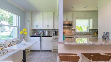 冰箱、微波炉、烤箱、炉灶