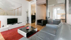Ett modernt vardagsrum med tv, soffa och soffbord.