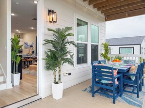 Outdoor dining - Hot Tub | Beach View | Pet Friendly | 2 King Suite (Galveston)