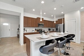 冷蔵庫、電子レンジ、オーブン、コンロ