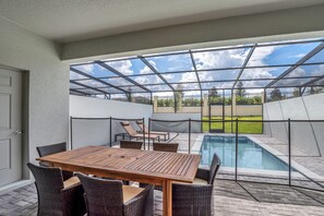 屋外ダイニングエリア