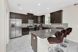 Een koelkast, een magnetron, een oven, een kookplaat