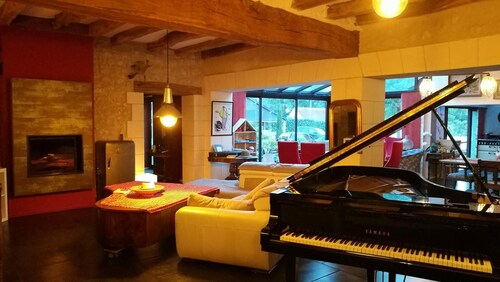 A la croisée des châteux de la Loire très grande maison familiale avec piscine.