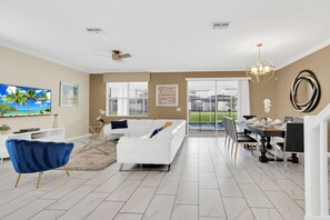 Een smart-tv en tafelvoetbal