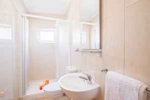 Een douche, een haardroger, handdoeken