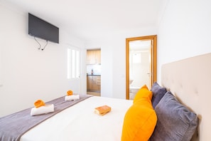 3 slaapkamers, een strijkplank/strijkijzer, gratis wifi, beddengoed