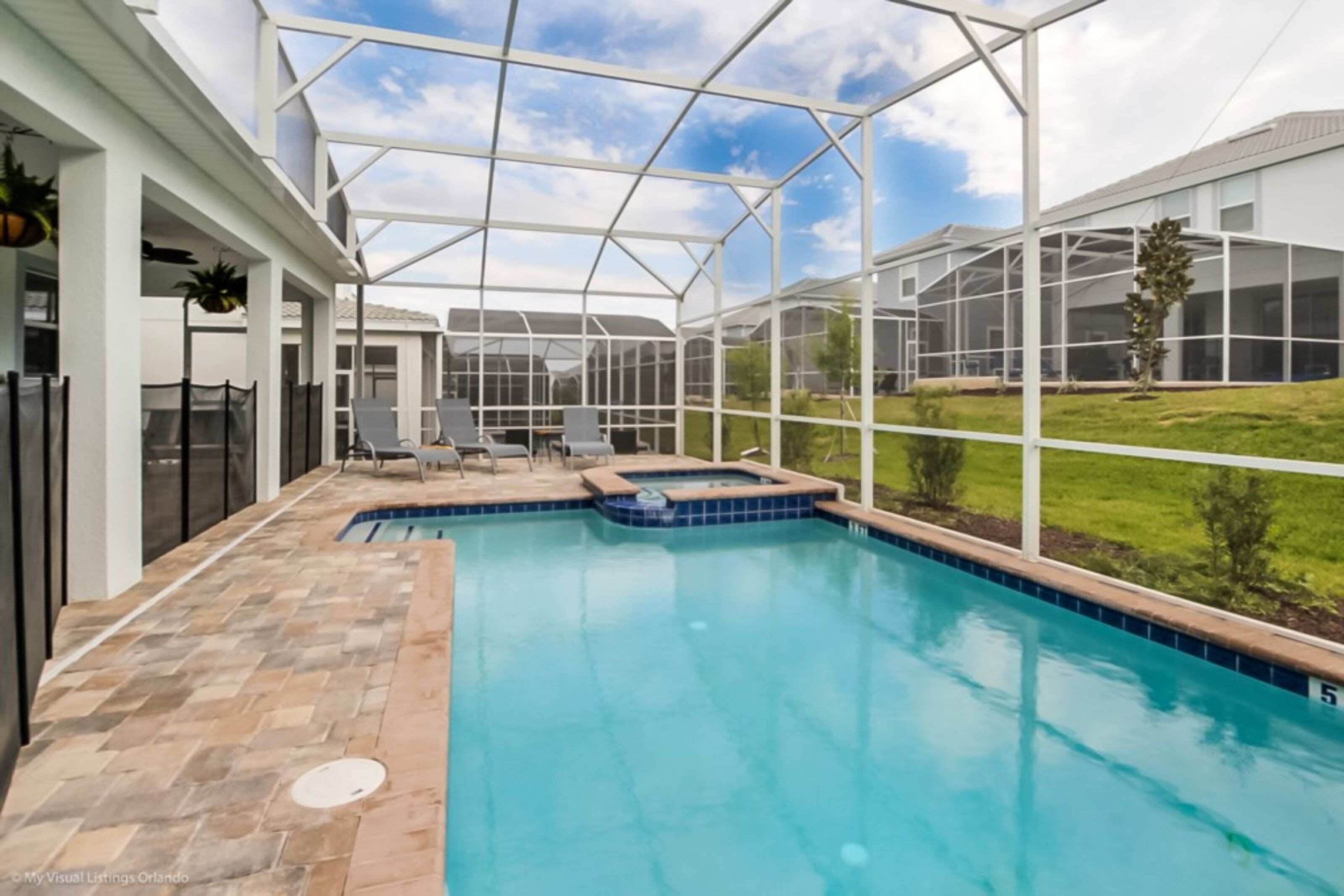 Lämmitetty uima-allas