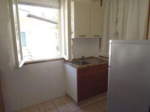 Stovetop, coffee/tea maker, cookware/dishes/utensils - Residence Flaminia four-room apartment D 1S for 7 people (Bibione)