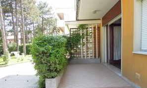 Il s’agit d’une propriété résidentielle dotée d’un hall d’entrée carrelé, d’un petit jardin et d’une clôture en bois.