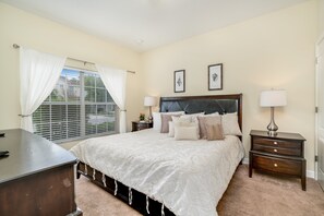 4 habitaciones, tabla de planchar con plancha, wifi y ropa de cama