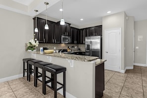 Fridge, microwave, oven, stovetop - Lakeview, 15 Min to Disney & Golf Courses! (Davenport)