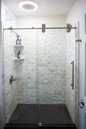 Dusche, Haartrockner, Handtücher, Seife
