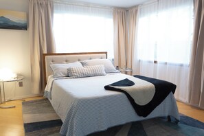 2 bedrooms, desk, WiFi, bed sheets