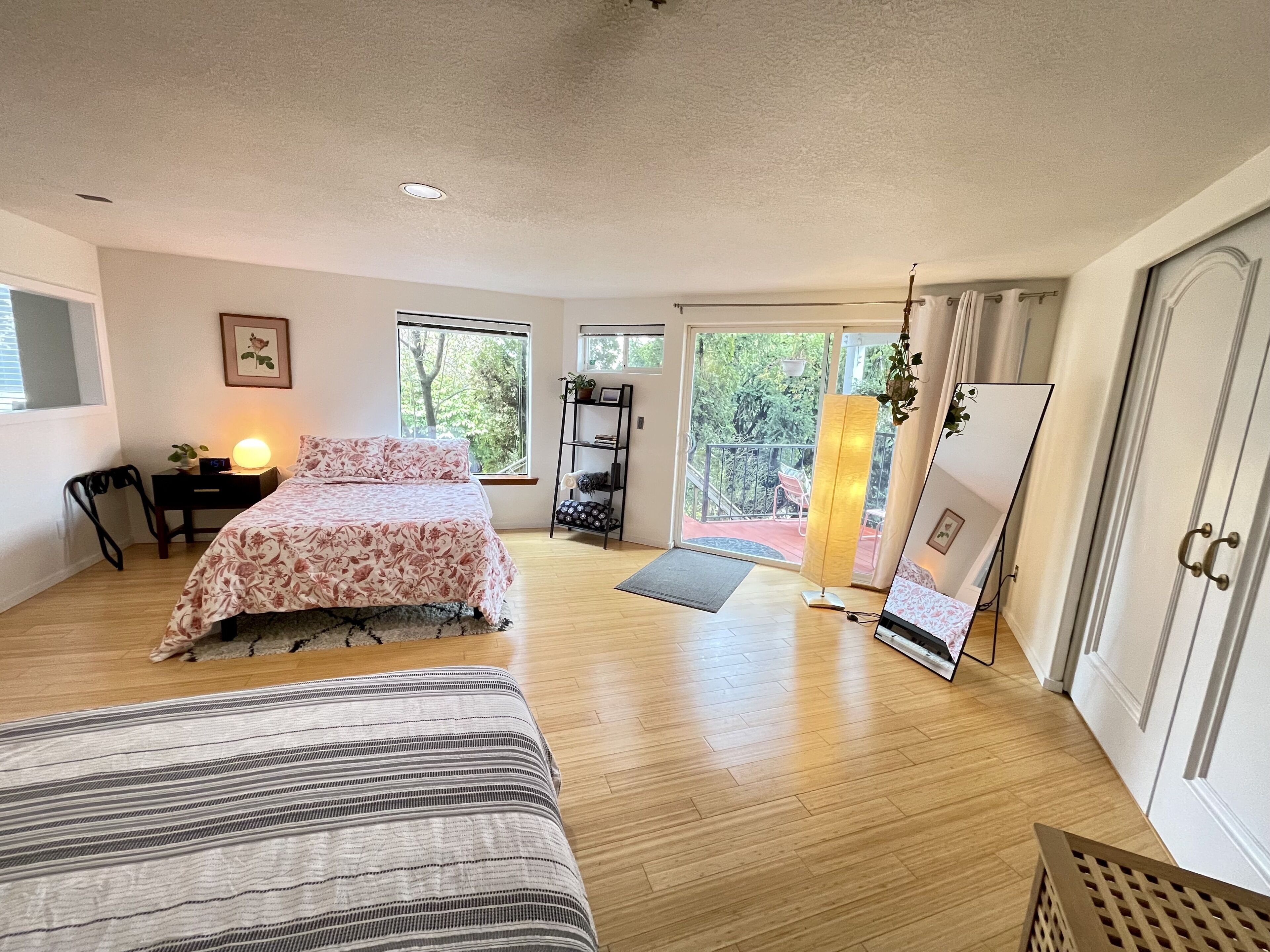 2 bedrooms, desk, WiFi, bed sheets