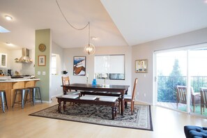 Dining - PDX Penthouse with Mountain & River Views (Portland)