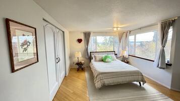 2 bedrooms, desk, WiFi, bed sheets