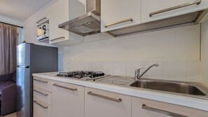 Een koelkast, een microgolfoven, een koffiezetapparaat/waterkoker