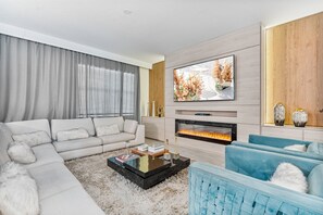 Smart TV, table football - Last Minute Disney! Private Pool, Hot Tub, Game Room & Themed Bedrooms. Book Now! #29050 (Orlando)