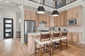 Een koelkast, een microgolfoven, een oven, een kookplaat