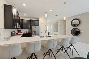 Refrigerador, microondas, horno, placa de cocina