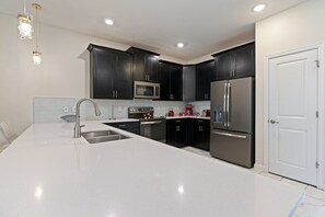 Geladeira, micro-ondas, fogão, cooktop