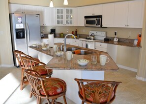 Kylskåp, mikrovågsugn, ugn och spishäll