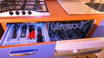 Kühlschrank, Mikrowelle, Wasserkocher mit Kaffee-/Teezubehör, Hochstuhl